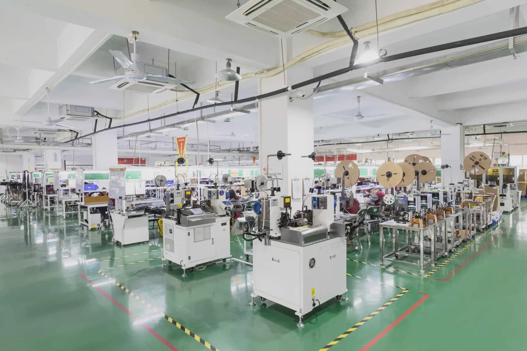 Production hall with cable drums at the workstations