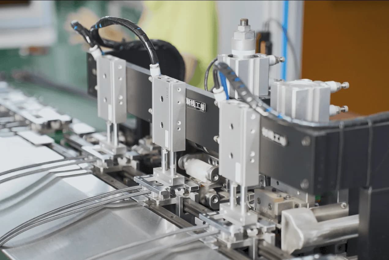 Cable assembly machine with cable feed