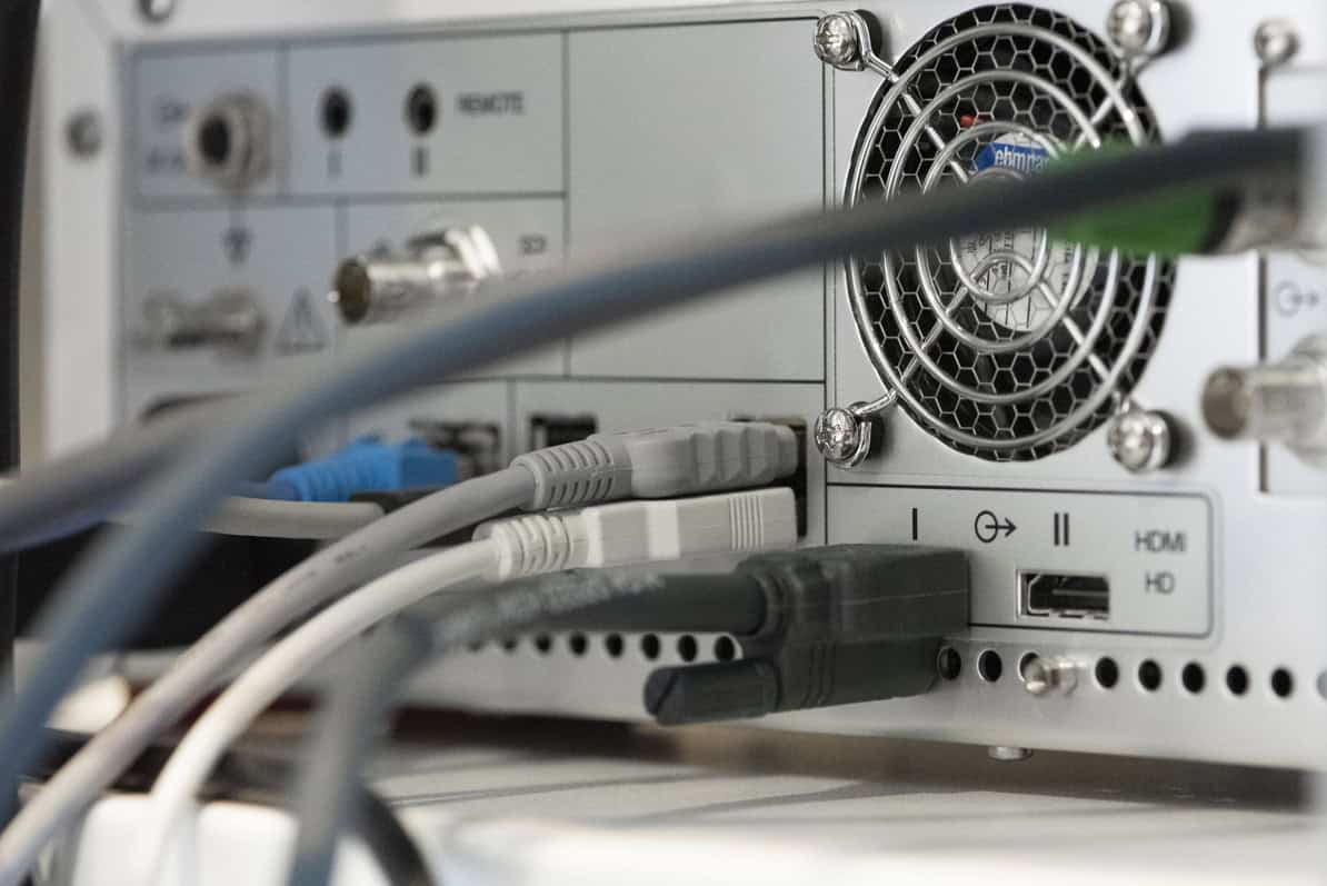 Locked DVI plug on the rear of the device